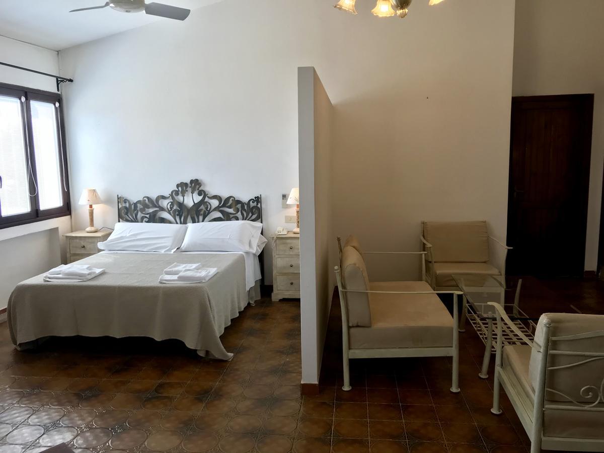 Hotel Su Meriagu Capitana Buitenkant foto